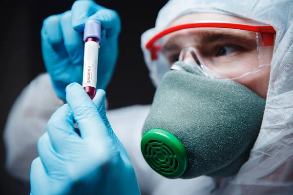 Επιδημική στεφανιαία εξέταση αίματος θετική Medic σε λευκό Hazmat προστατευτικό. Κινεζικός νέος ιός Wuhan — Φωτογραφία Αρχείου