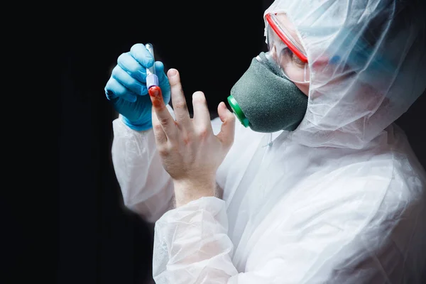 El hombre médico en protector de materiales peligrosos blancos fabrica coronavirus epidémicos independientes para análisis de sangre. Concepto de infectar a personas con enfermedad vírica desconocida — Foto de Stock