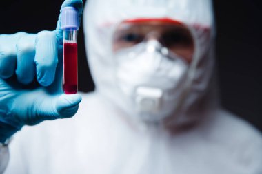 Kan testi salgını koronavirüsü. Beyaz tehlikeli madde korumasında uzman doktor. Yeni Çin Wuhan virüsü.