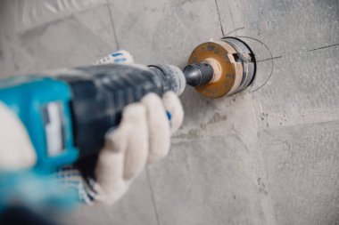 İnşaatçı işçi pnömatik çekiç delme delikleri beton tuğla duvar ve elektrik kablosu için elmas taç, soket, anahtar