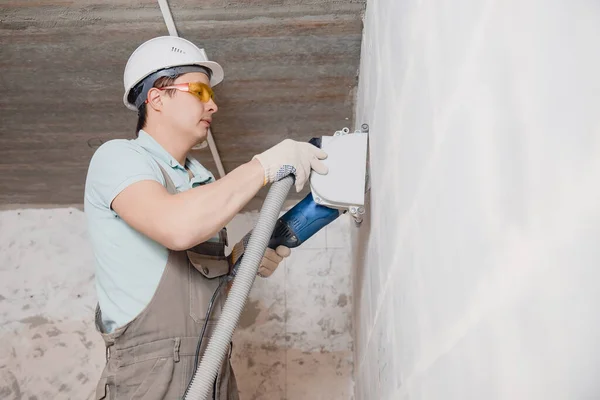 Constructor trabajador de corte eléctrico persecución en la pared de hormigón con la circulación sierra taladro corona de diamante — Foto de Stock