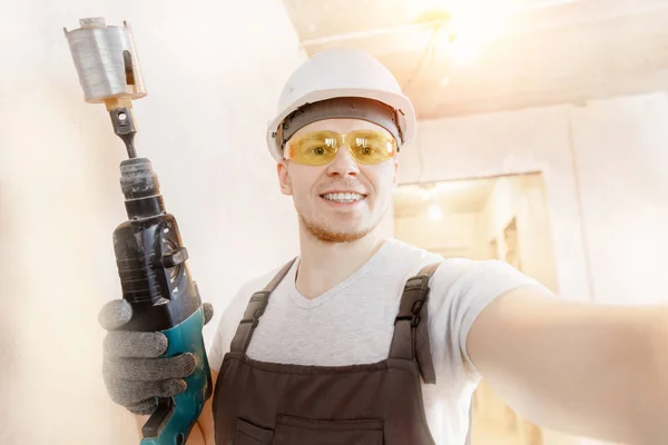Építő munkás férfi csinál szelfi fotó biztonsági szemüveg és fehér sisak pneumatikus kalapács fúrók — Stock Fotó