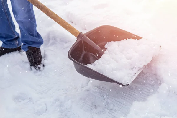 City service pulizia neve inverno con pala dopo la tempesta di neve cortile luce del sole — Foto Stock