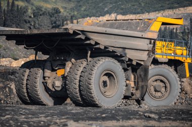 Antrasit için büyük sarı maden kamyonu boş ceset. Açık maden ocağı, kömür çıkarıcı endüstri