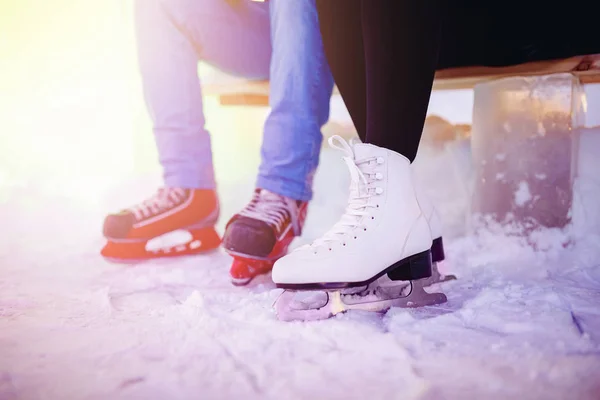 Casal amante de patinação no gelo se divertindo na neve férias de inverno iluminação noturna — Fotografia de Stock