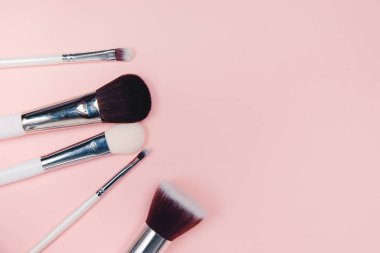 Makyaj fırçalarını pembe arkaplanda ayarla, boşluğu kopyala