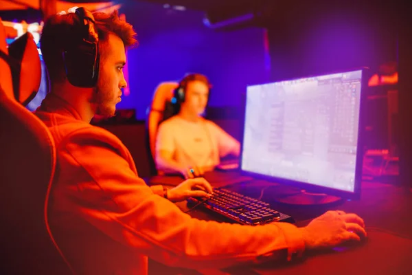 Ομάδα επαγγελματίας gamer παίζει κερδίζοντας τουρνουά σε απευθείας σύνδεση παιχνίδια υπολογιστή — Φωτογραφία Αρχείου