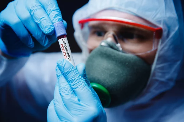 Επιδημία αιματολογικών εξετάσεων. Θετικός νοσοκόμος σε λευκό προστατευτικό στρώμα. Κινεζικός νέος ιός Wuhan — Φωτογραφία Αρχείου