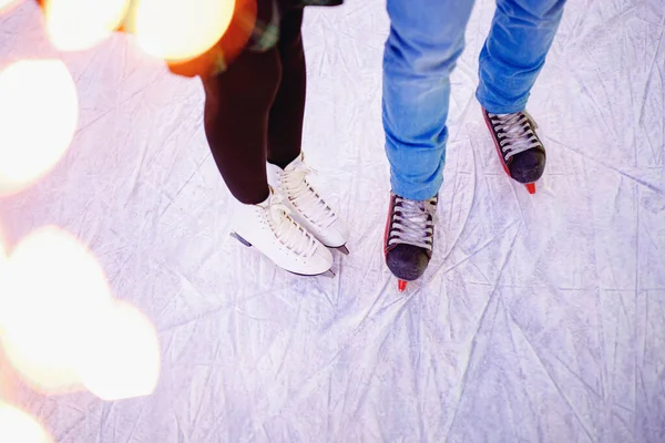 Pattinaggio su ghiaccio coppia amante divertirsi sulla neve vacanze invernali illuminazione notturna — Foto Stock