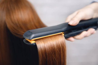 Güzellik salonunda saç düzleştirici demir.