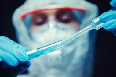 Doktor eli şırınga ve aşı korona virüsü tutuyor. Çin 'de insanlara hastalık enjekte etme kavramı