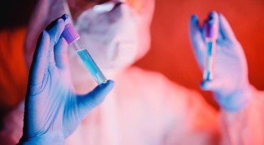 Coronavirus kan testi, beyaz tehlikeli madde koruyucu salgını hemşiresi. Yeni Çin Wuhan virüsü.