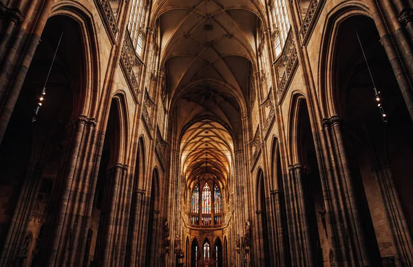 Interior of Gothic Cathedral inside. Carved pulpit, stained-glass Windows through which light rays penetrate building — Stock Photo, Image