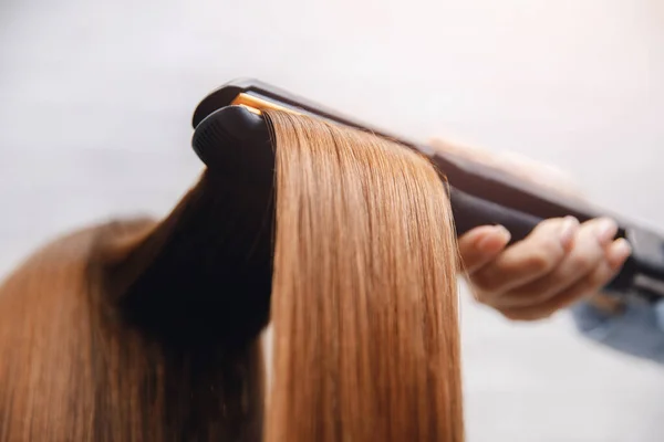 Recuperação de queratina cabelo e pilha de tratamento de proteína com ferramenta profissional de ferro ultra-sônico. Conceito endireitar spa — Fotografia de Stock