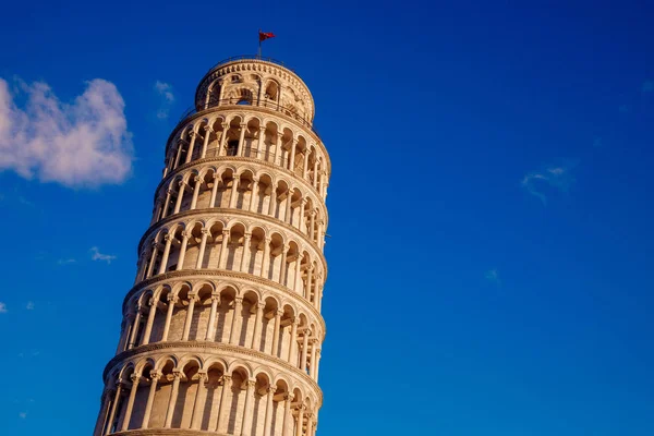 Piza Tower - en av de mest kända och populära italienska turistiska dedikationer — Stockfoto