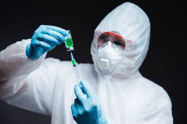 Enjeksiyonun araştırma panzehiri tehlikeli virüsü tedavi ediyor. Tehlikeli maddelere karşı koruyucu gözlüklü ve solunum cihazlı sıhhiyeci şırınga kullanıyor. Hayvan deneylerini kavra