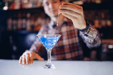 Martini bardağında büyük bir kokteyl, barmen tarafından hazırlandı.