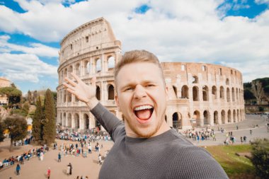 Roma, İtalya 'da selfie çeken ve gülümseyen genç adam. Seyahat kavramı