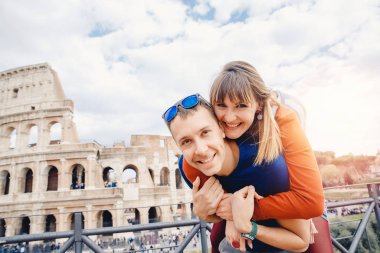 Seyahat eden çift, Roma şehrinde selfie çeken Colosseum fotoğrafı çekiyor. Avrupa konsepti İtalya yazı, insanlar gülümsüyor