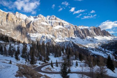 Sonbahar Dolomitleri panorama fotoğrafı, gün batımı Trentino Alto Adige dağ geçidi, İtalya