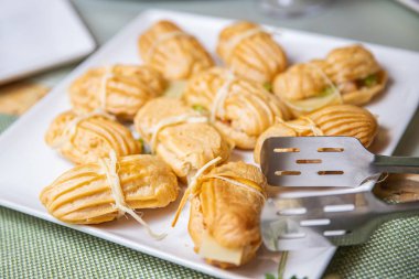 Yemek servisi. Restoran yemekleri kanepe masasında atıştırmalık lezzetli yemekler.