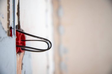 Kabataslak kaplamalı elektrik işi, elektrikçi daireye bakır kabloları bağlar ve monte eder