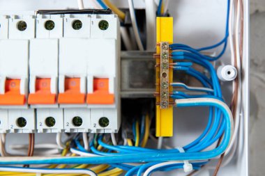 Dağıtım ve elektrik arkaplanı için elektrik santrali kontrol paneli. Kesintisiz voltaj