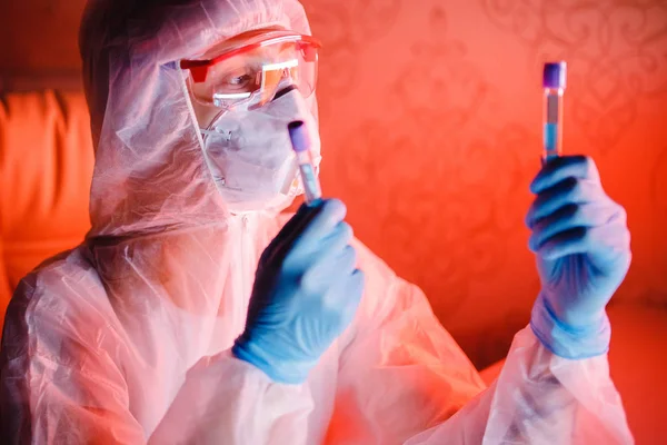 A női kutató számítógépes vérkémcsöveket használ a modern laboratóriumban. Vörös szín, vírus járvány — Stock Fotó