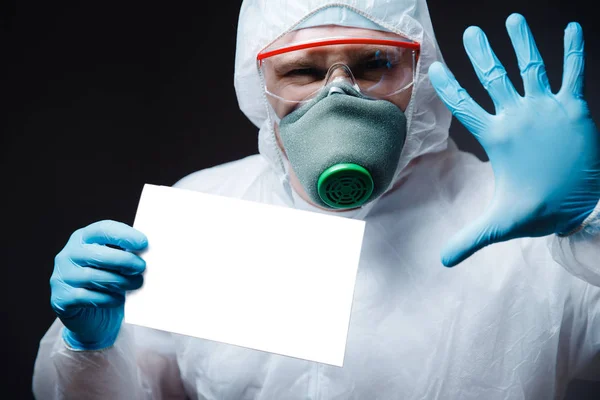 A fehér vegyvédelmi védőszemüveges orvos megállítja a járványos koronavírust. Koncepció pánik evakuálás Kínai új Wuhan vírus 2019-ncov — Stock Fotó
