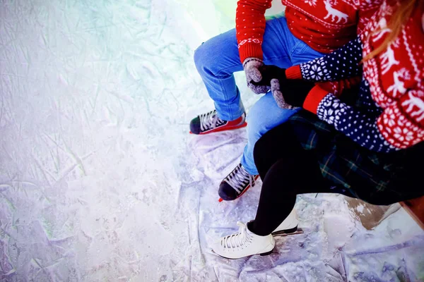 Patinaje sobre hielo pareja amante divertirse en nieve invierno vacaciones noche iluminación — Foto de Stock