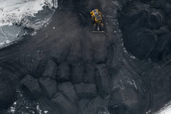 Winter im Tagebau, Bergbauindustrie für Kohle, Drohne von oben — Stockfoto