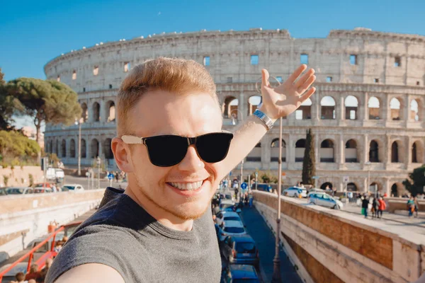 Glad ung man som gör selfie i solglasögon Colosseum i Rom, Italien. Begreppsresa — Stockfoto