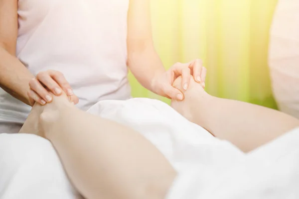 Pie y talón piernas masaje de las mujeres jóvenes spa de belleza — Foto de Stock