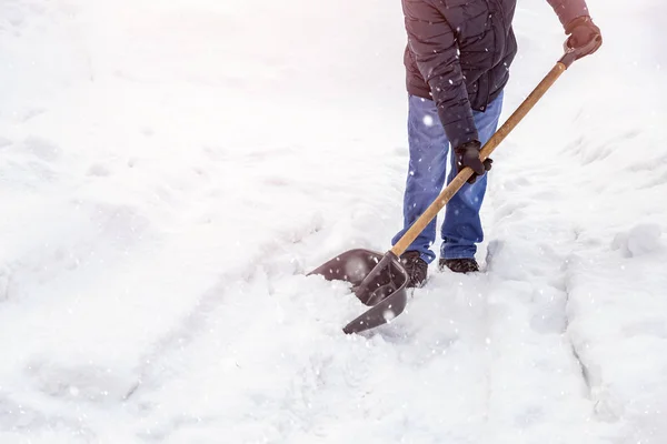 City service rengöring snö vinter med spade efter snöstorm gård solljus — Stockfoto