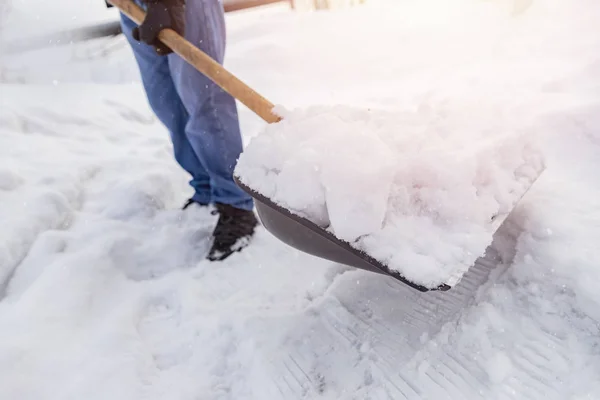 City service pulizia neve inverno con pala dopo la tempesta di neve cortile luce del sole — Foto Stock