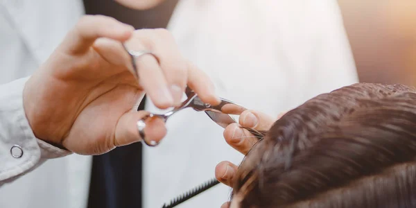 Kapper meester kapper doet kapsel en stijl met schaar en kam, concept Barbershop voor mannen — Stockfoto