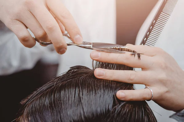 Kapper meester kapper doet kapsel en stijl met schaar en kam, concept Barbershop voor mannen — Stockfoto