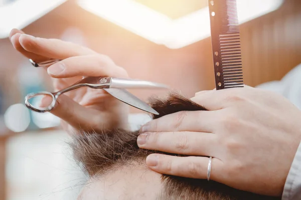 Kapperszaak concept, mannelijke kapper knippen haar met schaar, bruin tinten met lichte zon — Stockfoto
