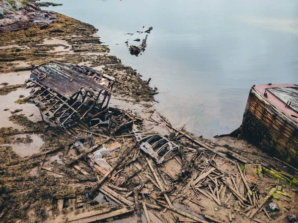 Νεκροταφείο παλαιών πλοίων Teriberka Murmansk Ρωσία, ξύλινα απομεινάρια βιομηχανικών αλιευτικών σκαφών στη θάλασσα. Σχέδιο εκβιομηχάνισης. Αεροφωτογραφία από πάνω — Φωτογραφία Αρχείου