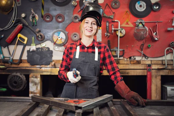 Retrato hermosa mujer soldador fondo industria fábrica lugar de trabajo — Foto de Stock