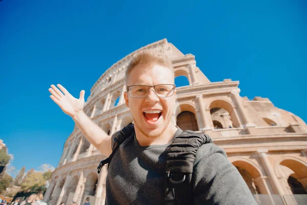 Happy man neemt selfie foto Colosseum student met rugzak met bril in Rome, Italië — Stockfoto