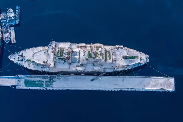 Kommerzielles Frachtschiff im nördlichen arktischen Hafen. Konzeptlogistik und Warenlieferung — Stockfoto