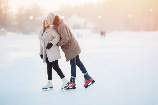Pattini invernali, coppia amorevole che si tiene per mano e rotola sulla pista di pattinaggio. Formazione concettuale — Foto Stock