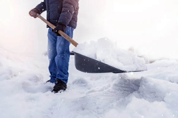 City service rengöring snö vinter med spade efter snöstorm varvet — Stockfoto