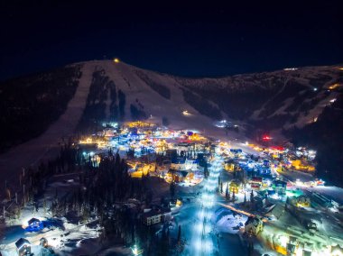 Sheregesh Kemerovo bölge kayak merkezi kışın dağ ve otellerde gece manzarası, hava manzarası