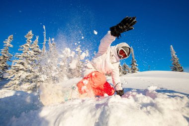 Snowboard sporcusu karda geziyor, patlıyor. Sheregesh Kayak Tatil Köyünde serbest kayak