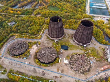 Su termal santrallerinin buharlaşması için kule sökme sistemi soğutuluyor. Hava görünümü