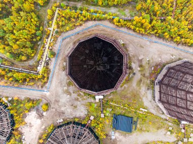 Su termal santrallerinin buharlaşması için kule sökme sistemi soğutuluyor. Hava görünümü