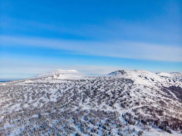 Skigebiet Scheregesch Kemerowo im Winter, Landschaft auf den Bergen und Hotels, Luftaufnahme — Stockfoto