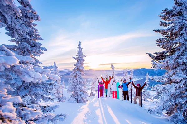 Bellissimo paesaggio invernale con neve foresta in montagna con team di amici snowboarder e sciatori alba — Foto Stock